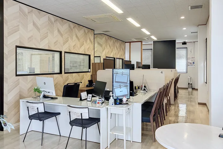 高山不動産 本店の店内（接客カウンター）